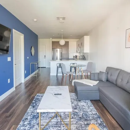 Stunning 1Bd - Pool, Gym, Parking, W-D - Sleeps 4 Apartment