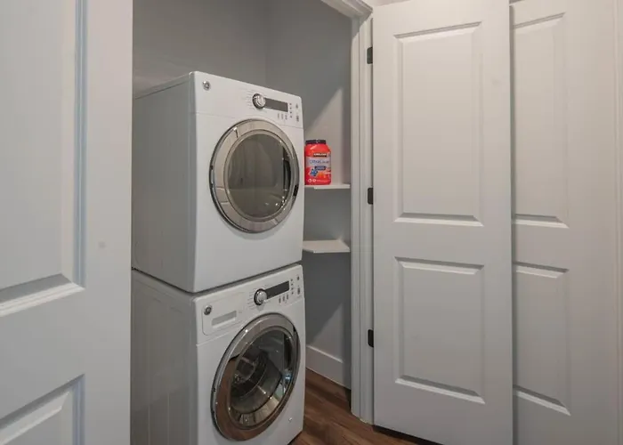 Stunning 1bd - Pool, Gym, Parking, W-d - Sleeps 4 Apartment *
